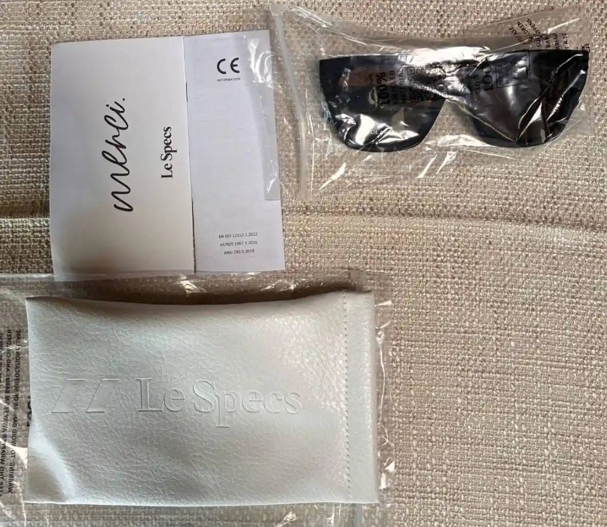 Le specs siyah güneş gözlüğü ve beyaz kılıf
