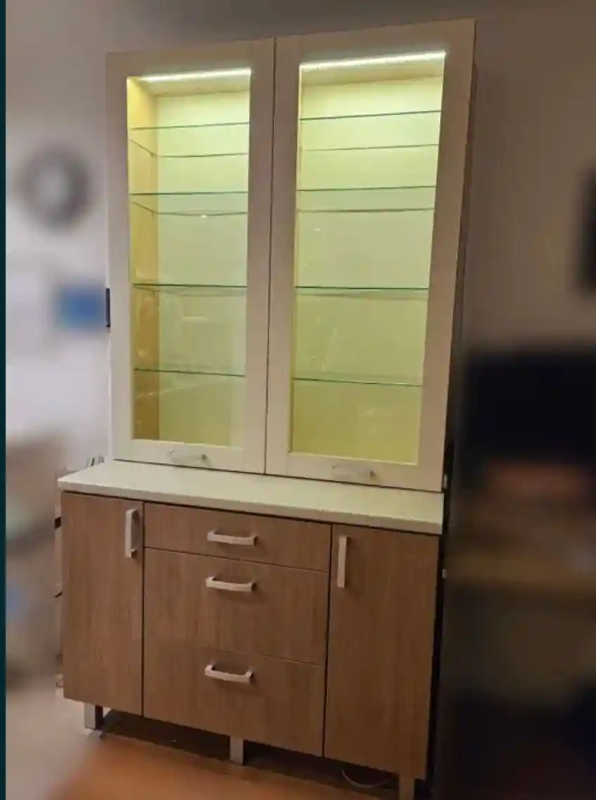 Ahşap vitrin dolabı
