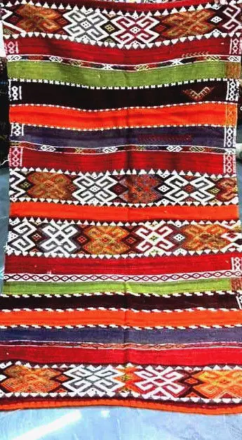 El dokuması yün kilim