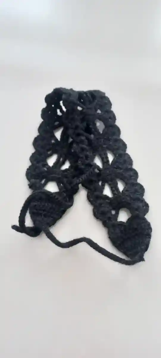 Siyah örgü bandana