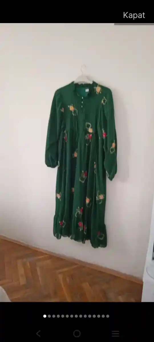 çiçek desenli yeşil elbise