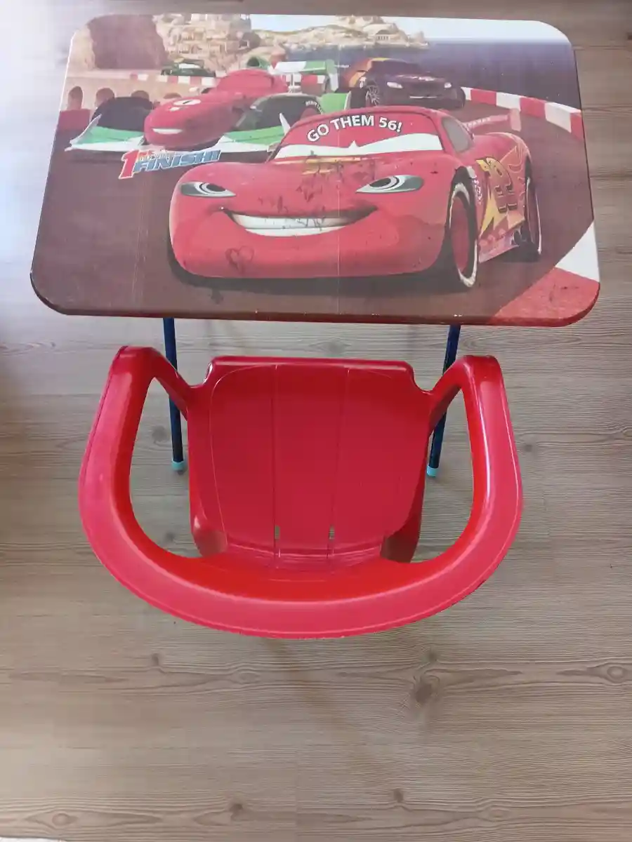 Kırmızı çocuk masası ve sandalyesi