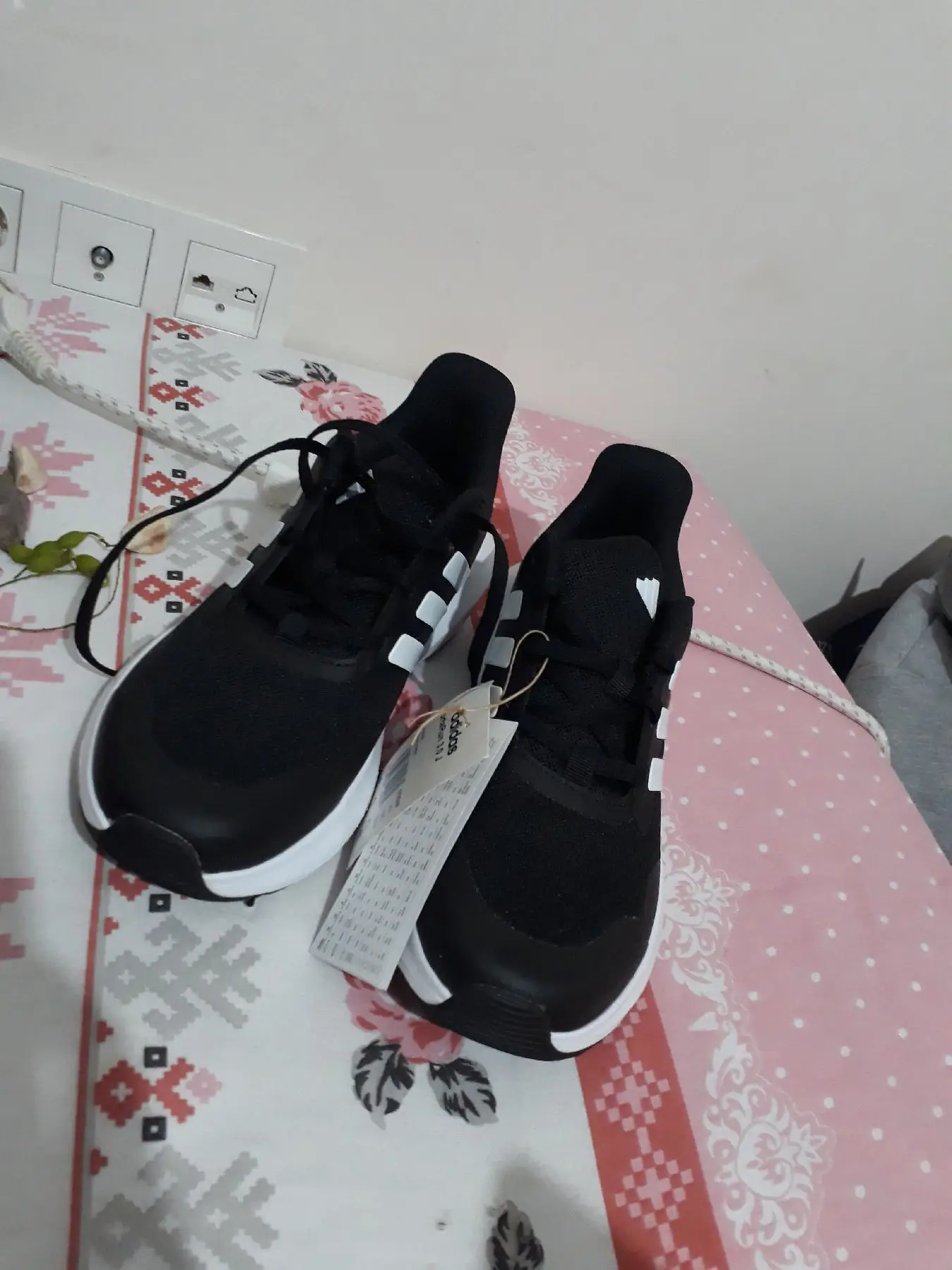 Adidas siyah spor ayakkabı (37.5)
