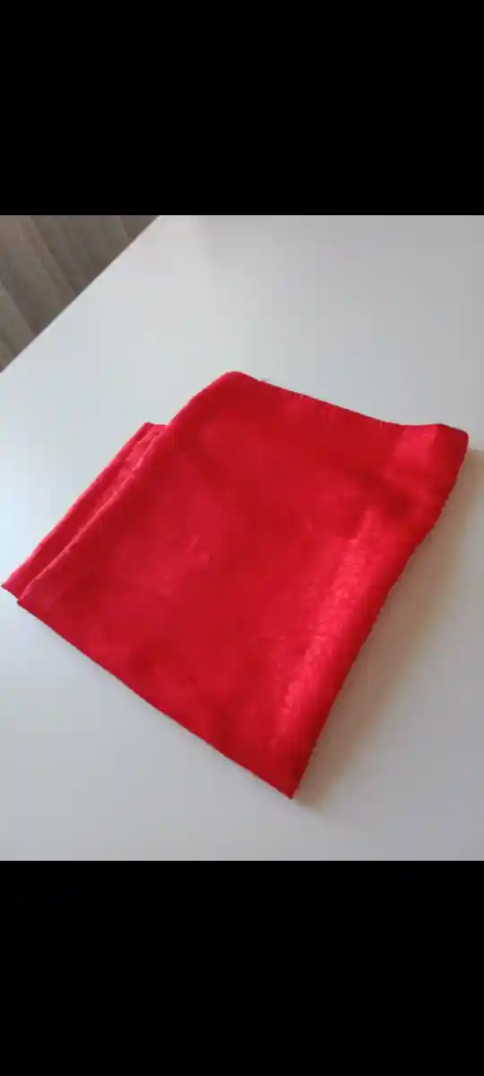 Kırmızı kadife kumaş eşarp