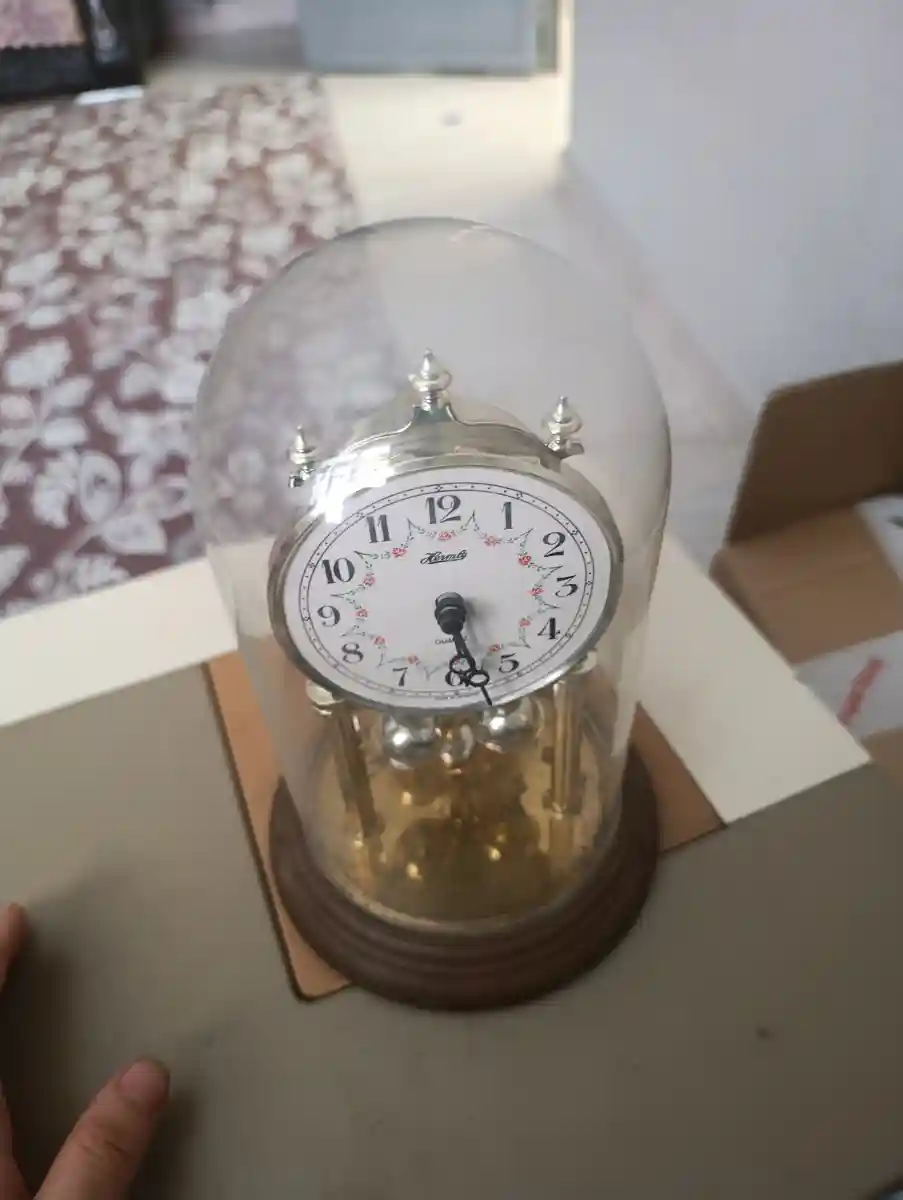 Cam kapağı olan dekoratif masa saati