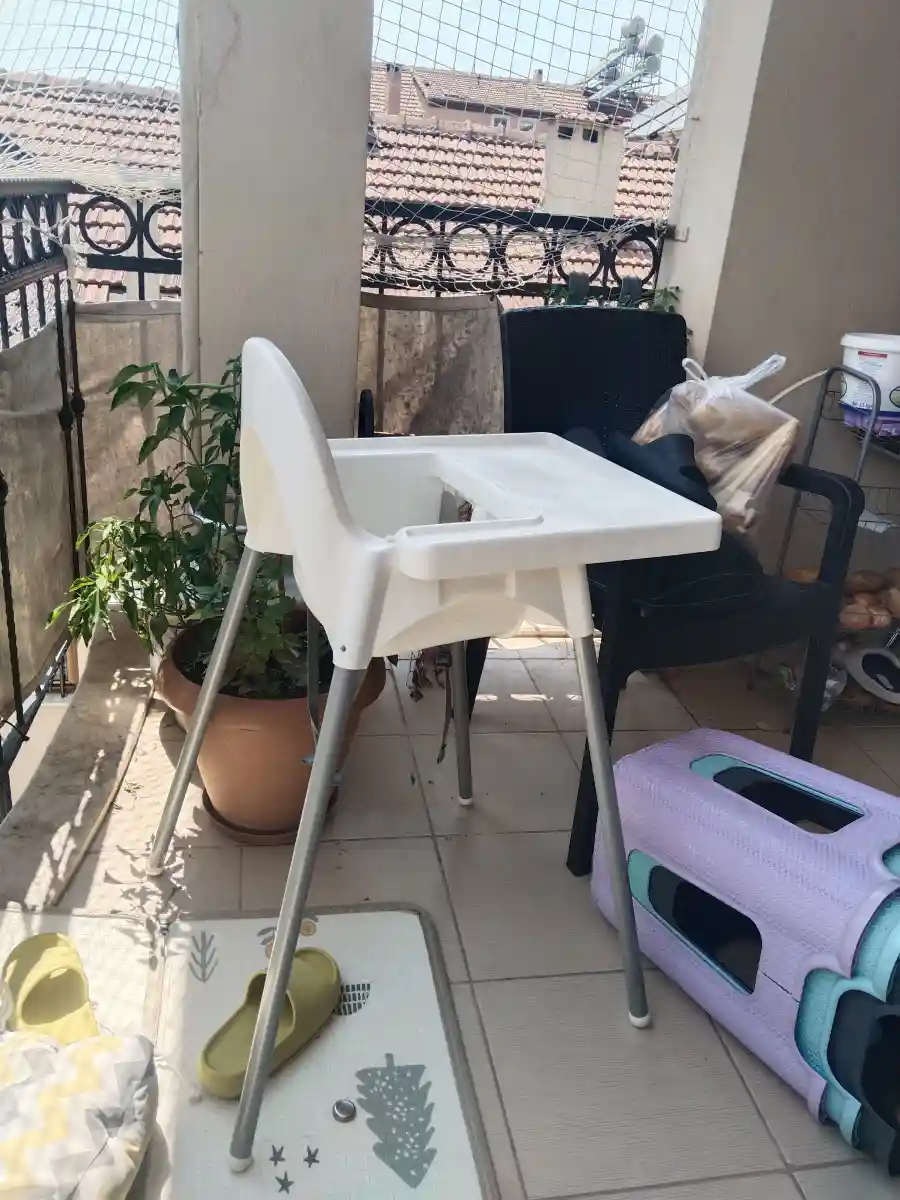 Beyaz yüksek bebek sandalyesi