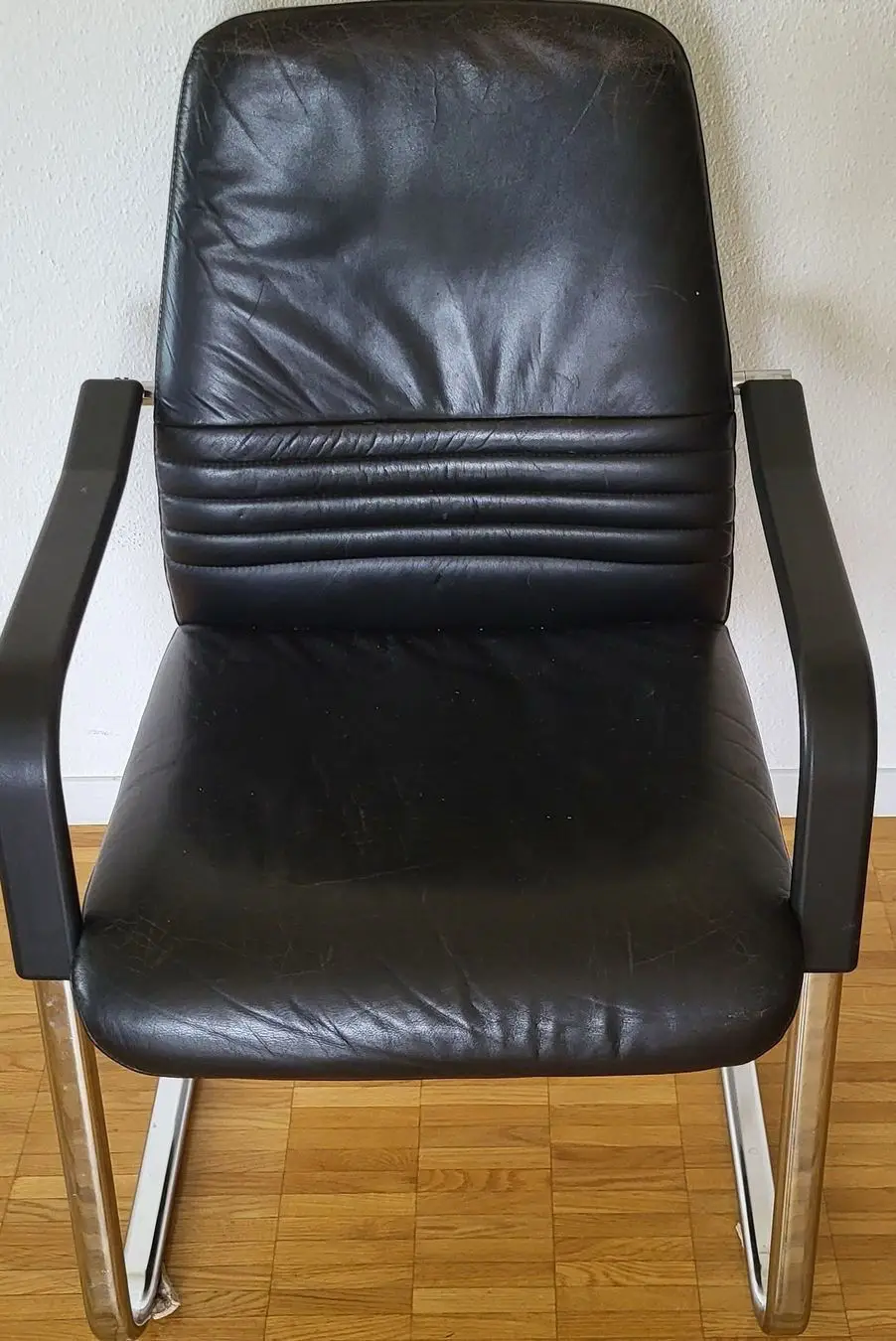 Siyah deri ofis koltuğu