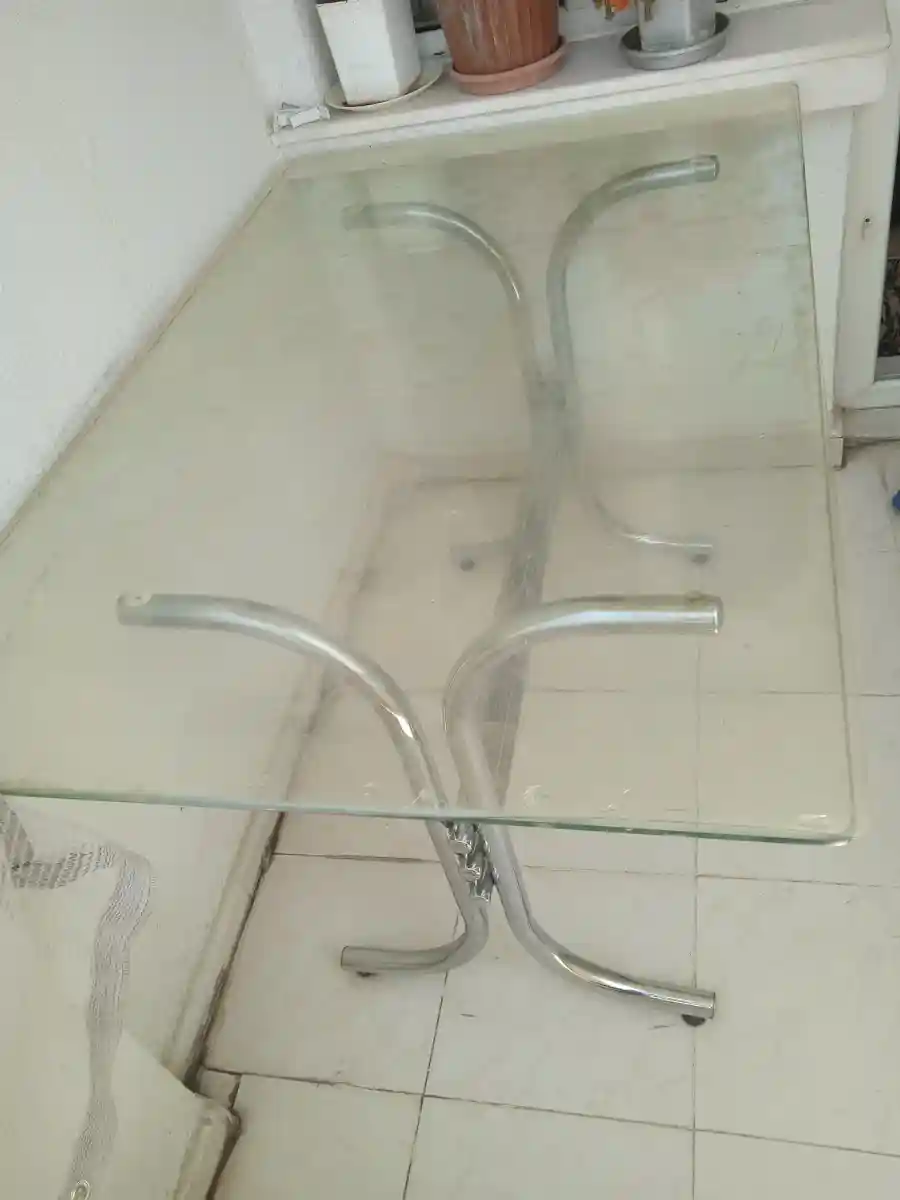şık cam masa, metal ayaklı