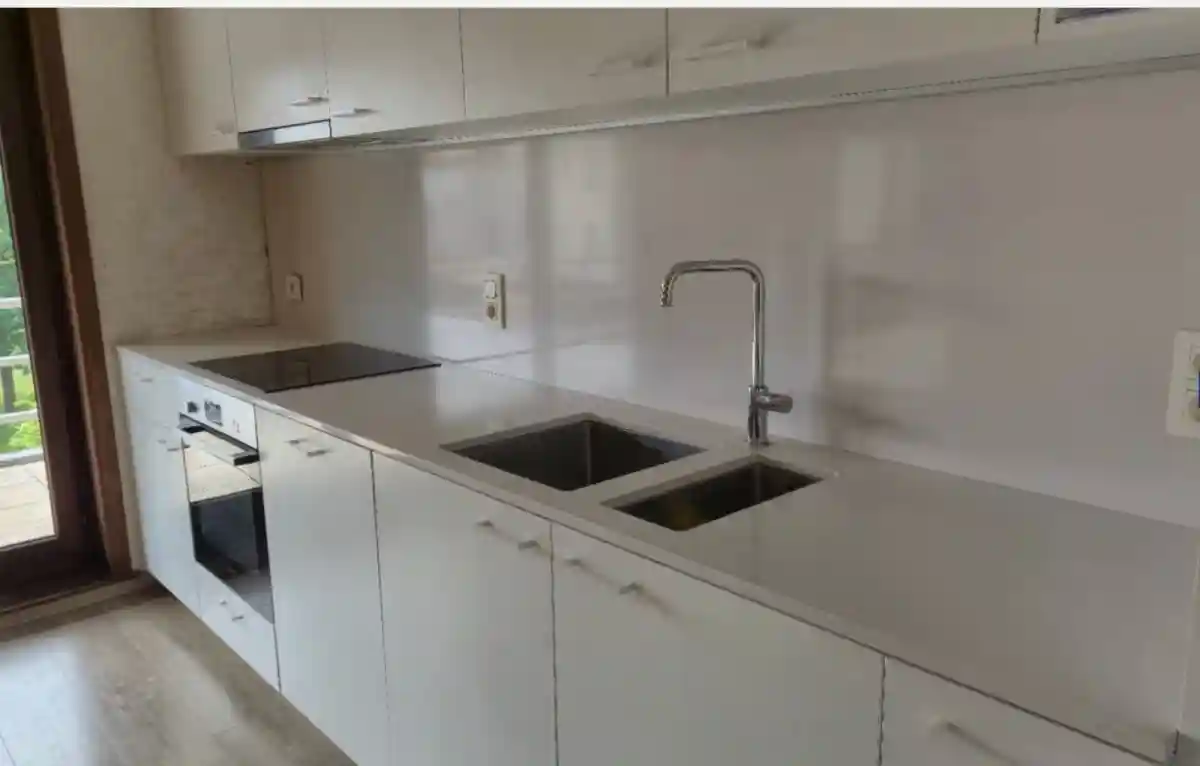 Modern beyaz mutfak dolabı ve tezgah ilan görseli