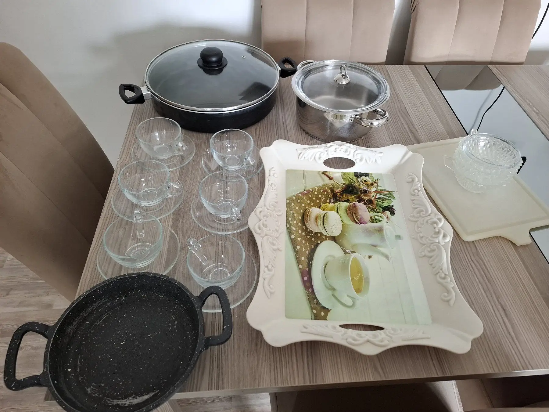 Farklı boyutlarda tencere ve cam bardak seti