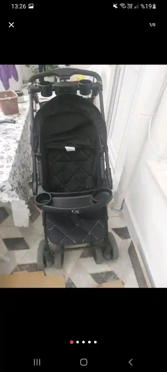 Siyah katlanabilir bebek arabası