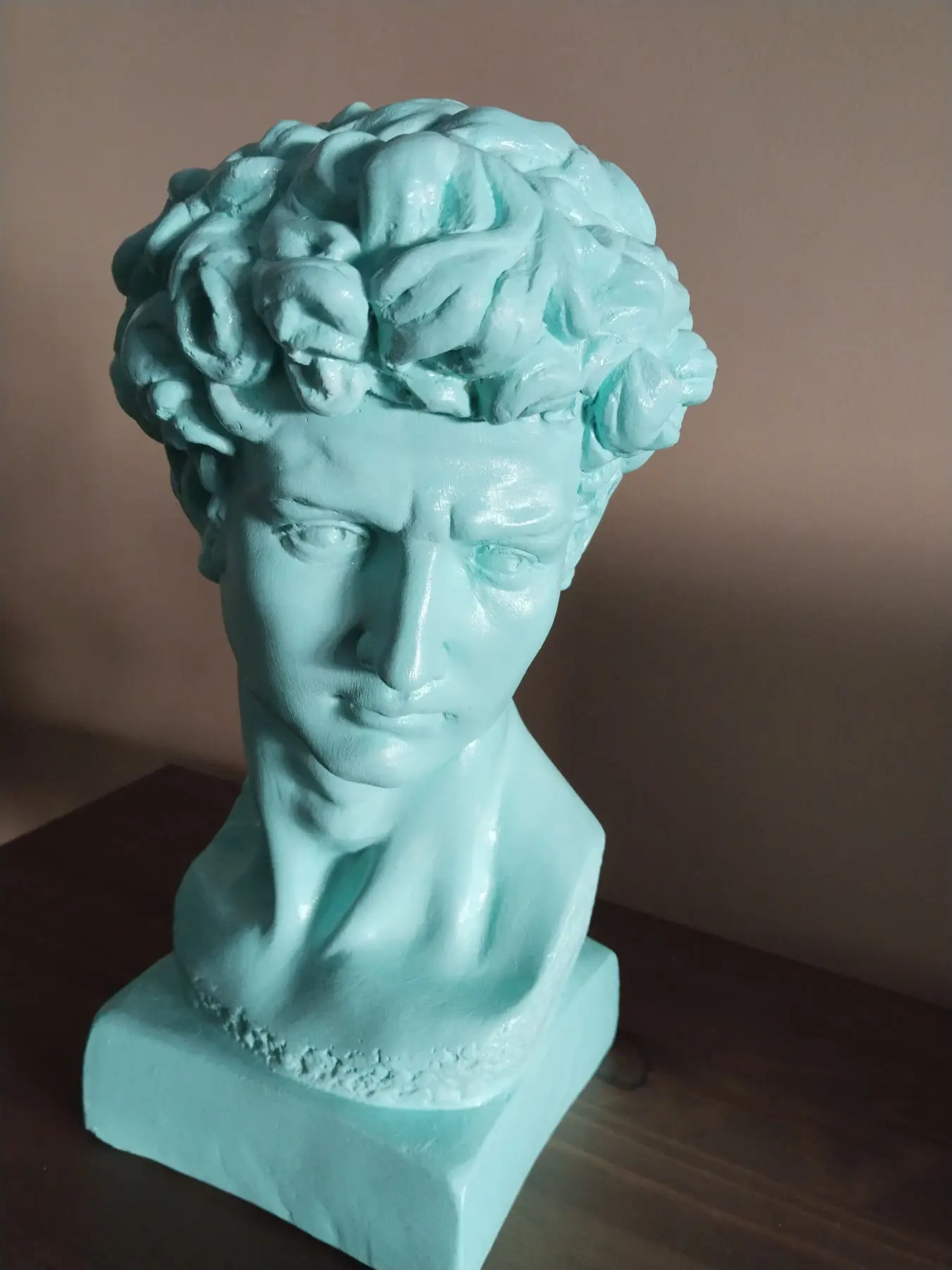 Açık mavi renkli heykel bust