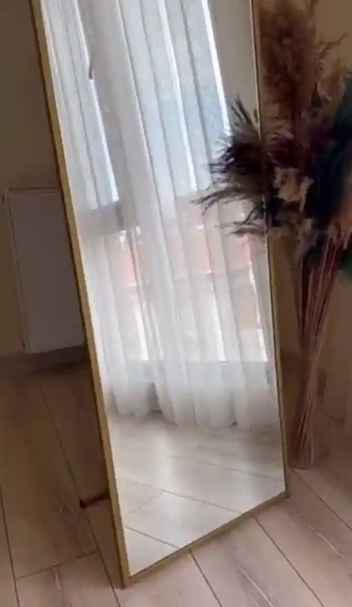 Altın çerçeveli dik ayna ilan görseli