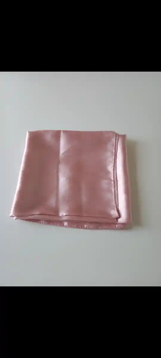 şık pembe saten eşarp modelleri temiz bir şekilde kullanılmıştır