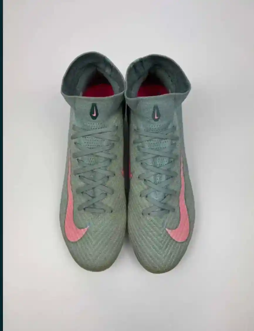 Yeşil-pembe nike futbol ayakkabısı ilan görseli
