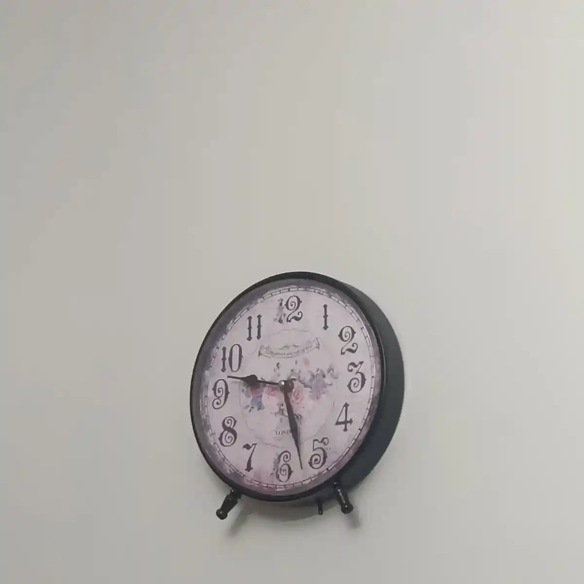 Pembe çiçek desenli duvar saati