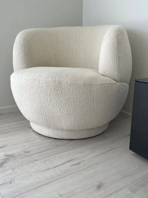 Yuvarlak hatlı modern koltuk