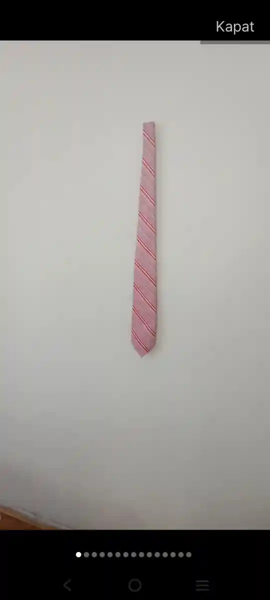 Pembe çizgili kravat