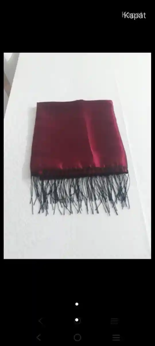 Kırmızı franjlı şal