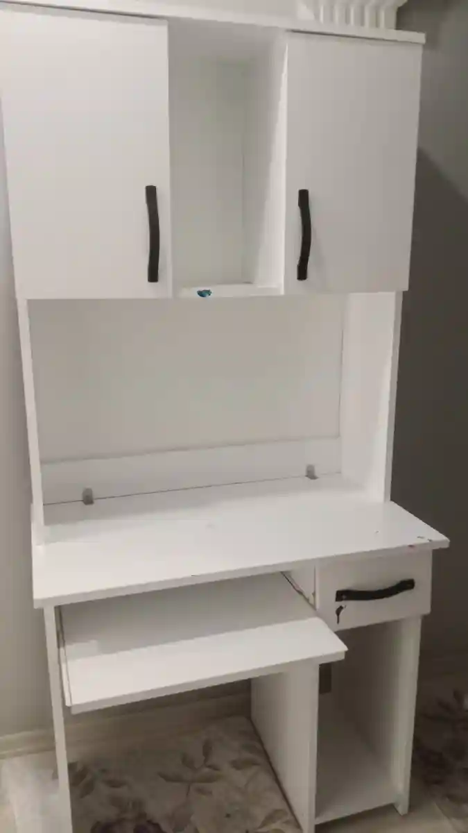 Beyaz çalışma masası ve raf
