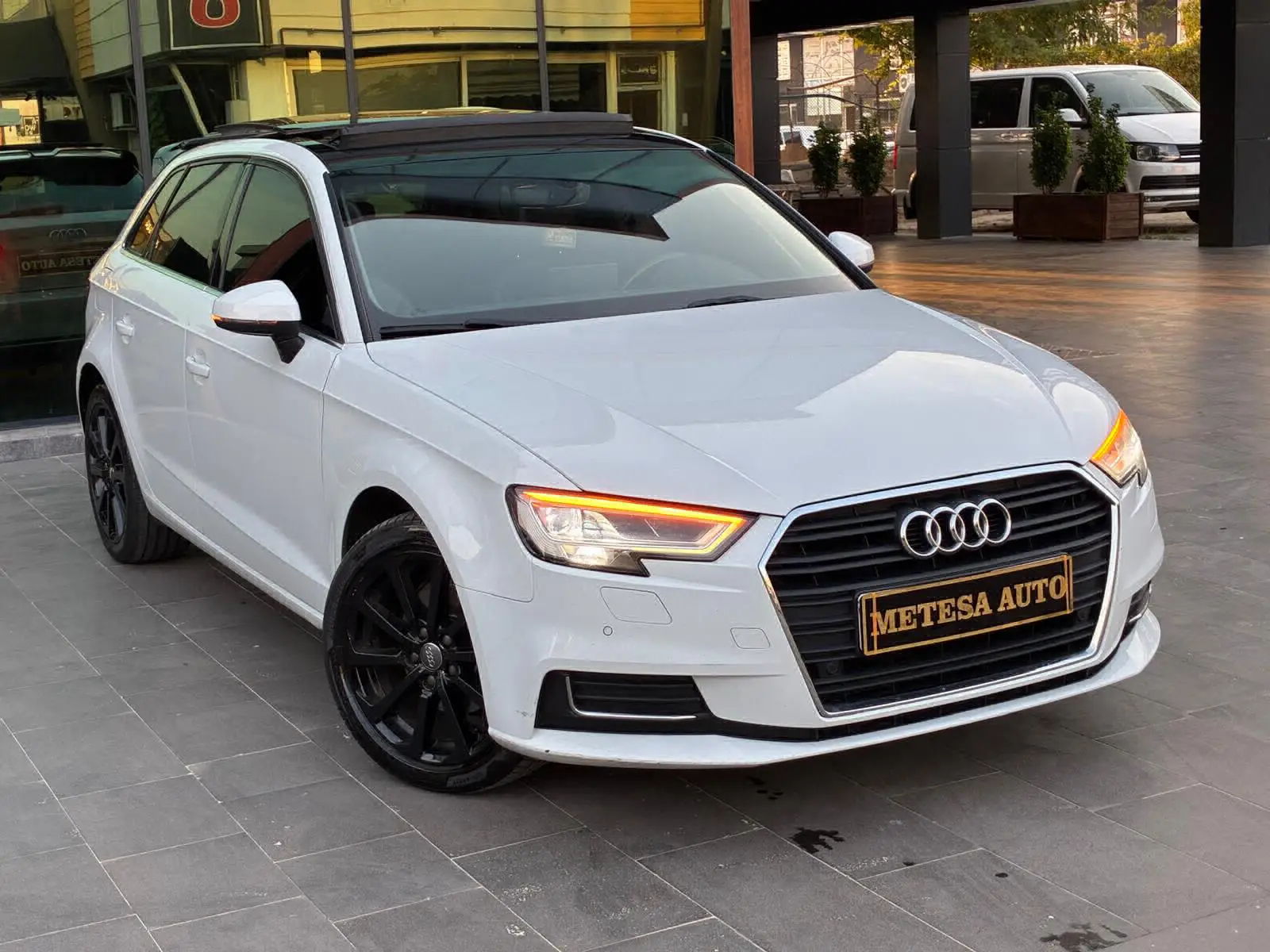 Beyaz audi a3 hatchback