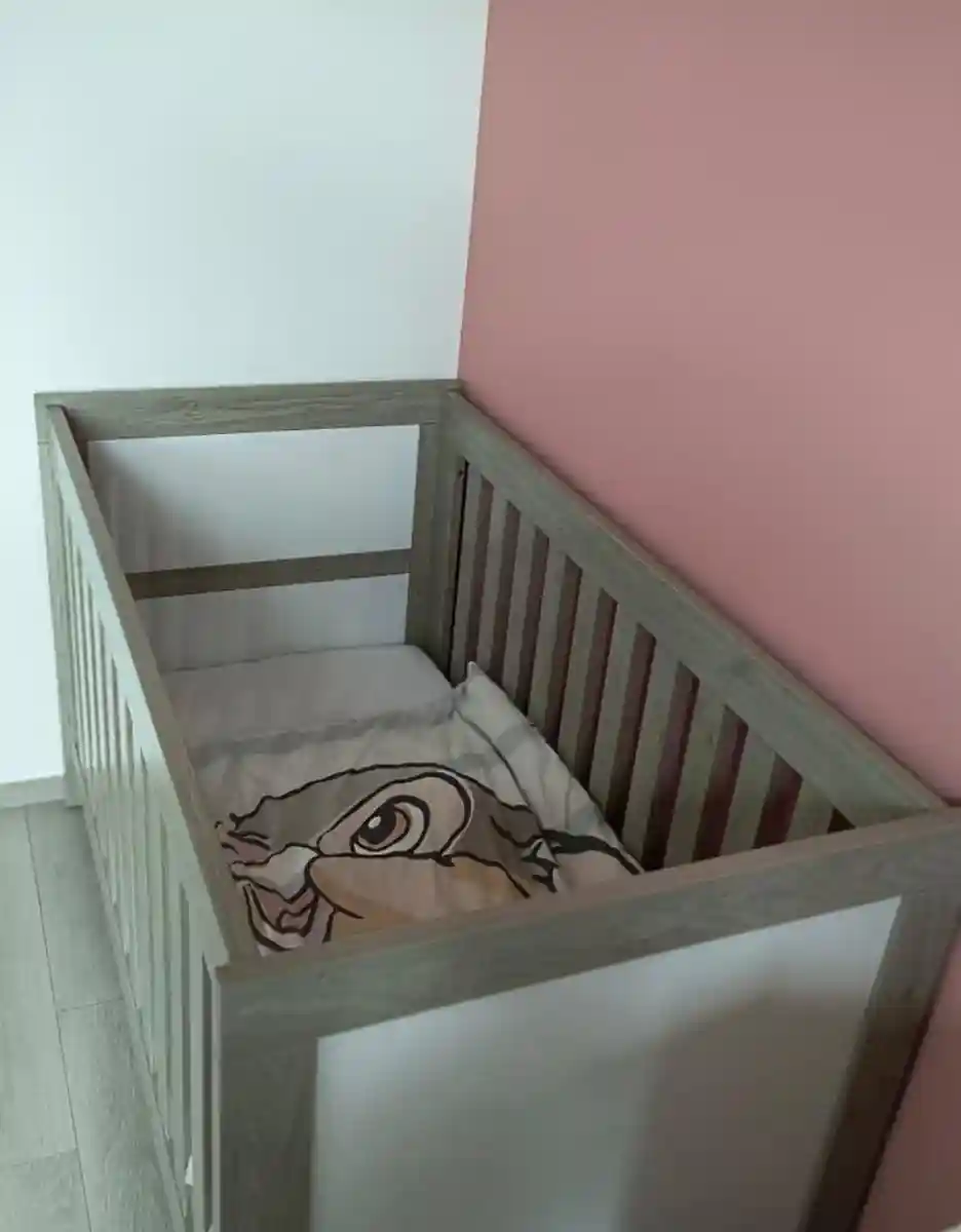 Açık gri bebek karyolası