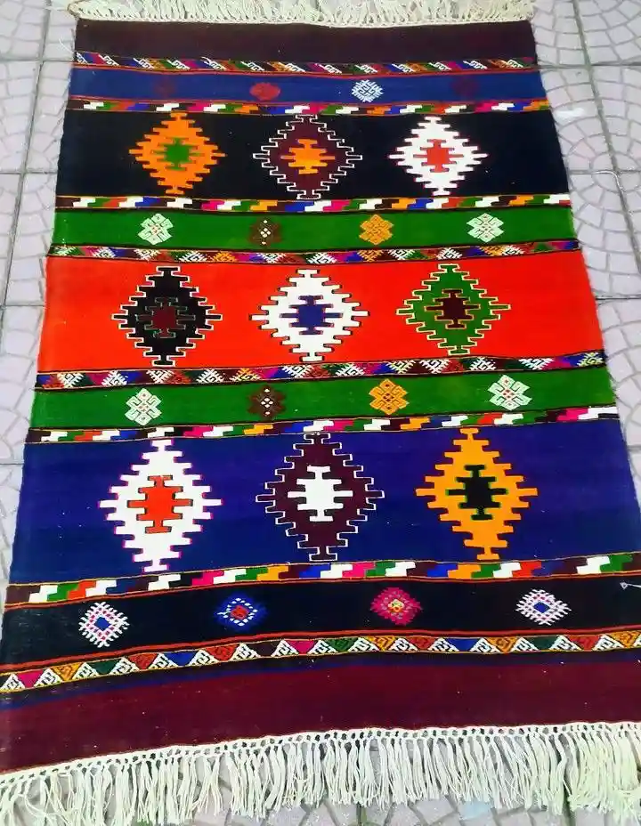 Renkli desenli el dokuma kilim