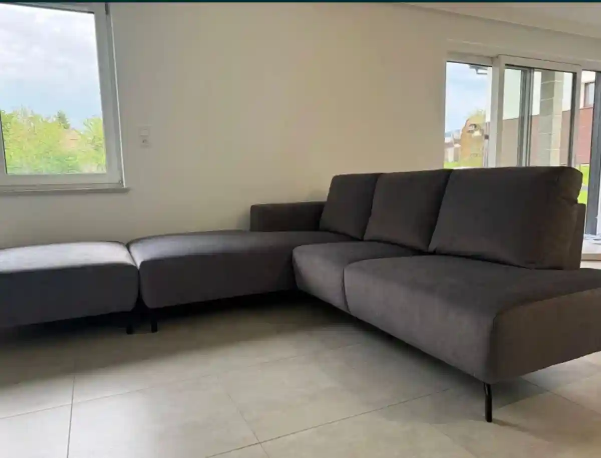 Gri renkli üçlü koltuk