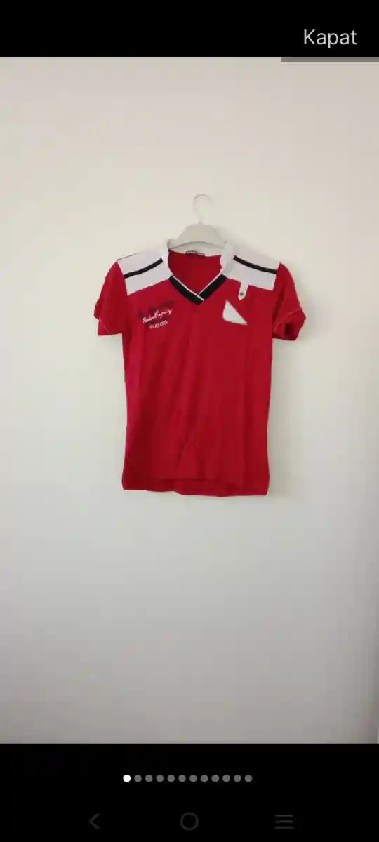 Kırmızı futbol tişörtü
