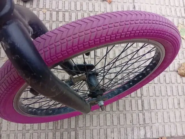 Pembe renkli bisiklet lastiği