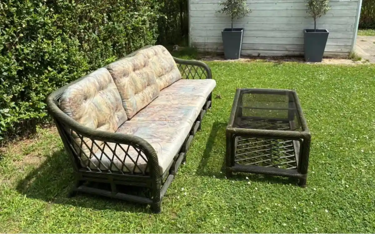 Rattan bahçe koltuğu ve sehpa takımı