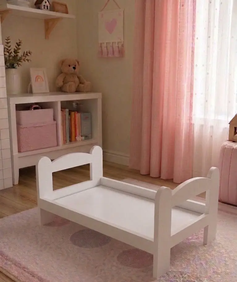 Ahşap oyuncak bebek yatağı