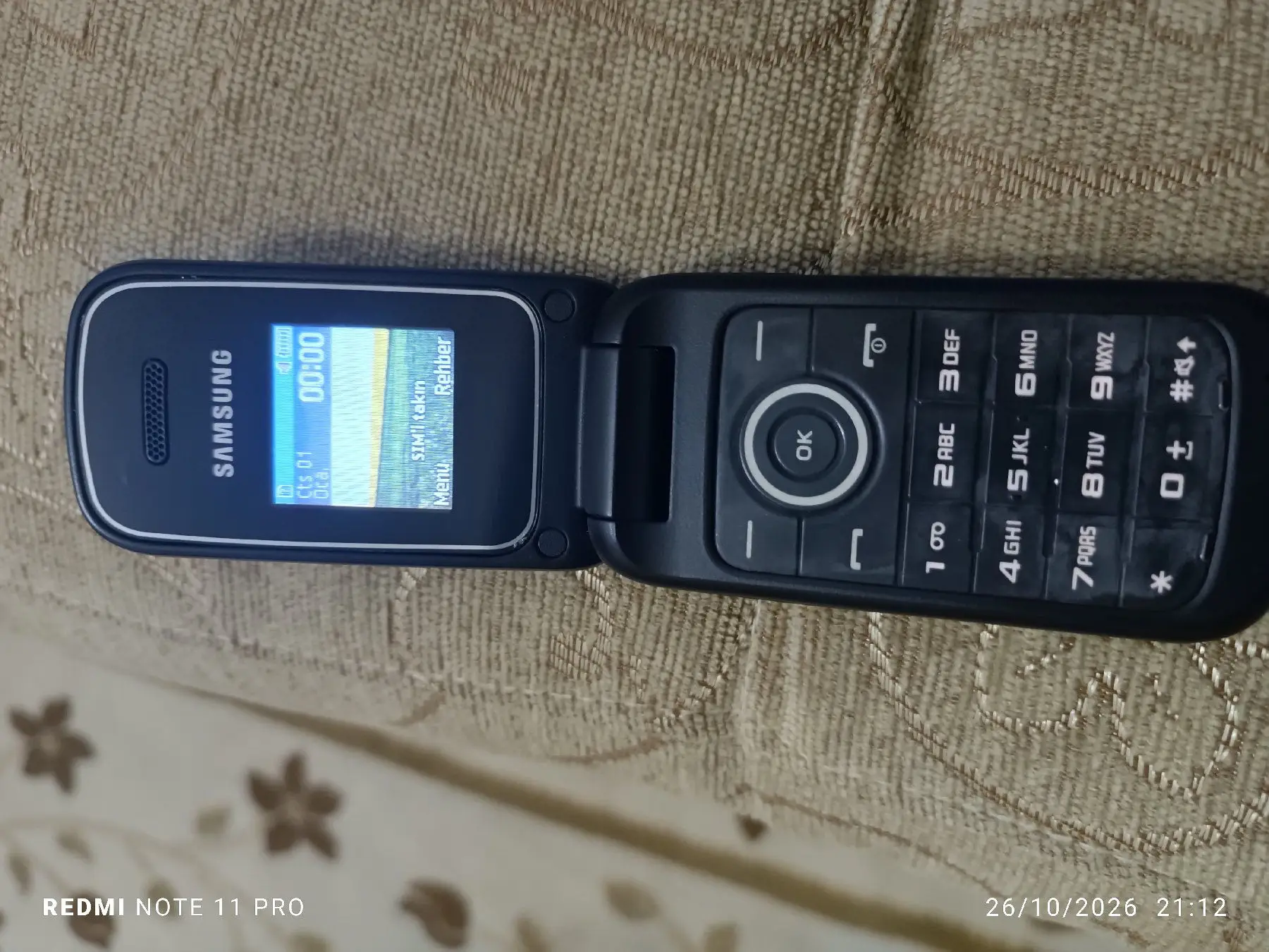 Samsung katlanabilir telefon nostaljik sifir ayarinda. imeil kapali
