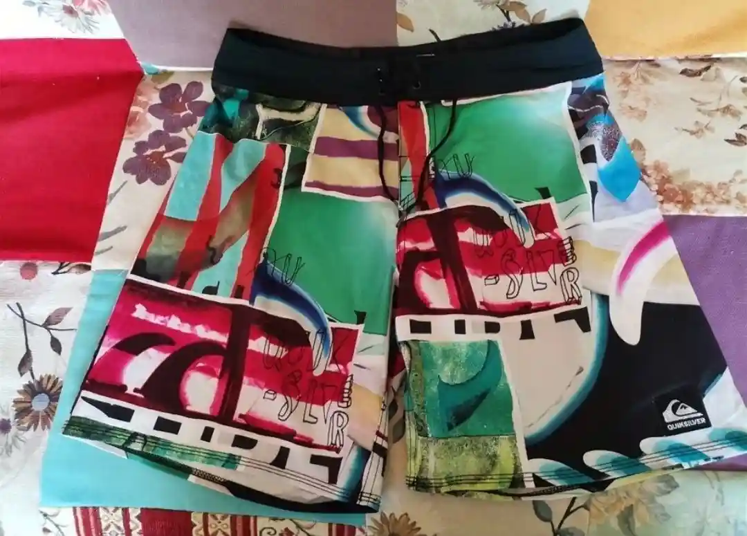 Renkli quiksilver yüzme şortu
