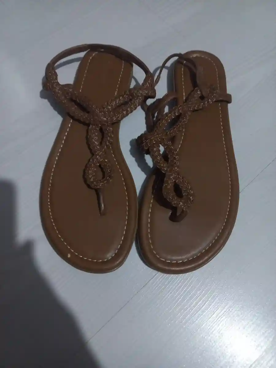 Kahverengi örgü detaylı sandalet