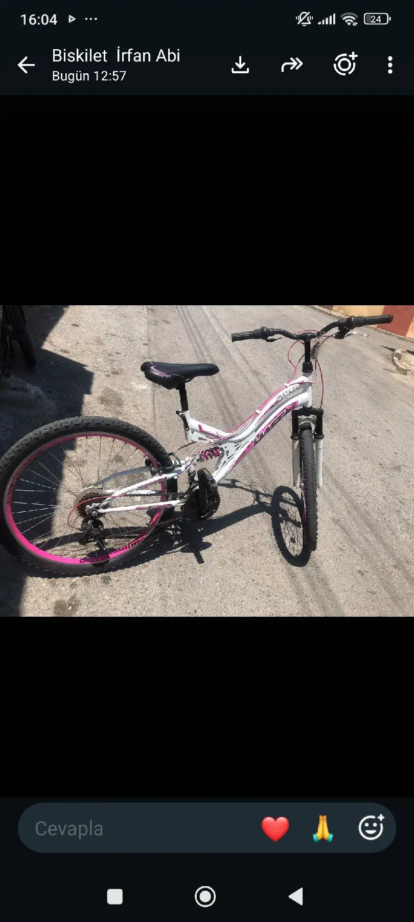 Pembe detaylı dağ bisikleti