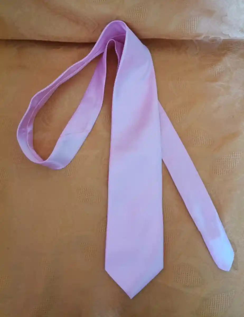 Pembe düz kravat ilan görseli