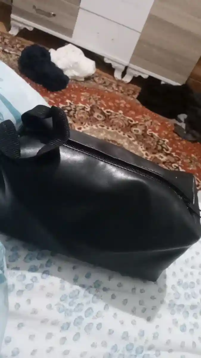 şık siyah makyaj çantası