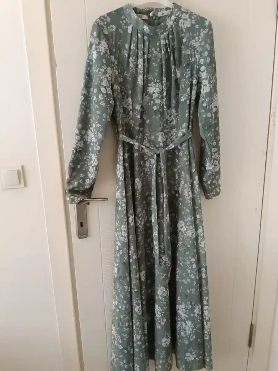 çiçek desenli yeşil elbise