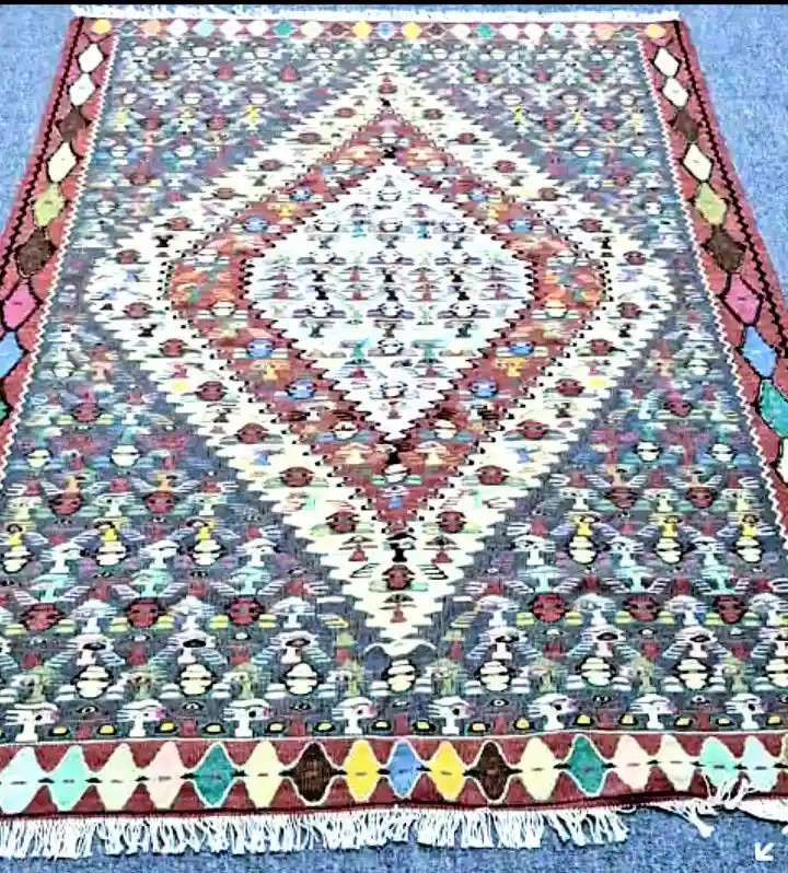 Renkli desenli dekoratif halı