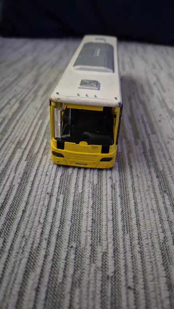 Sarışın mini otobüs modeli