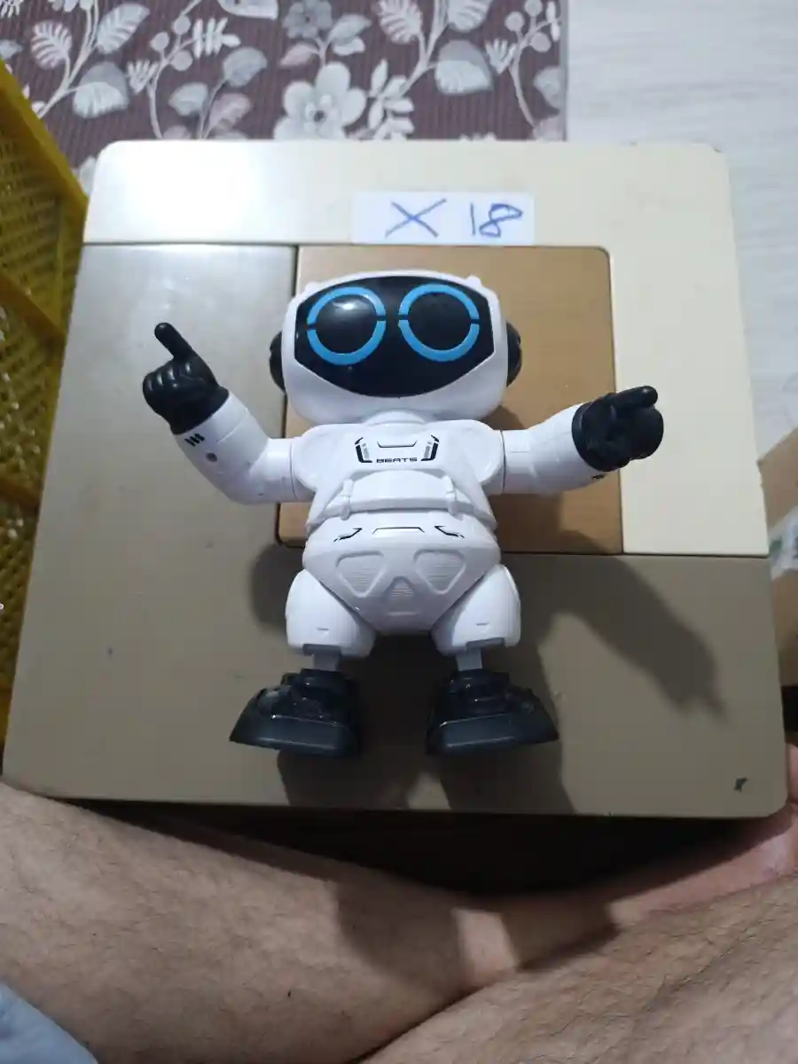 Eğlenceli robot oyuncak