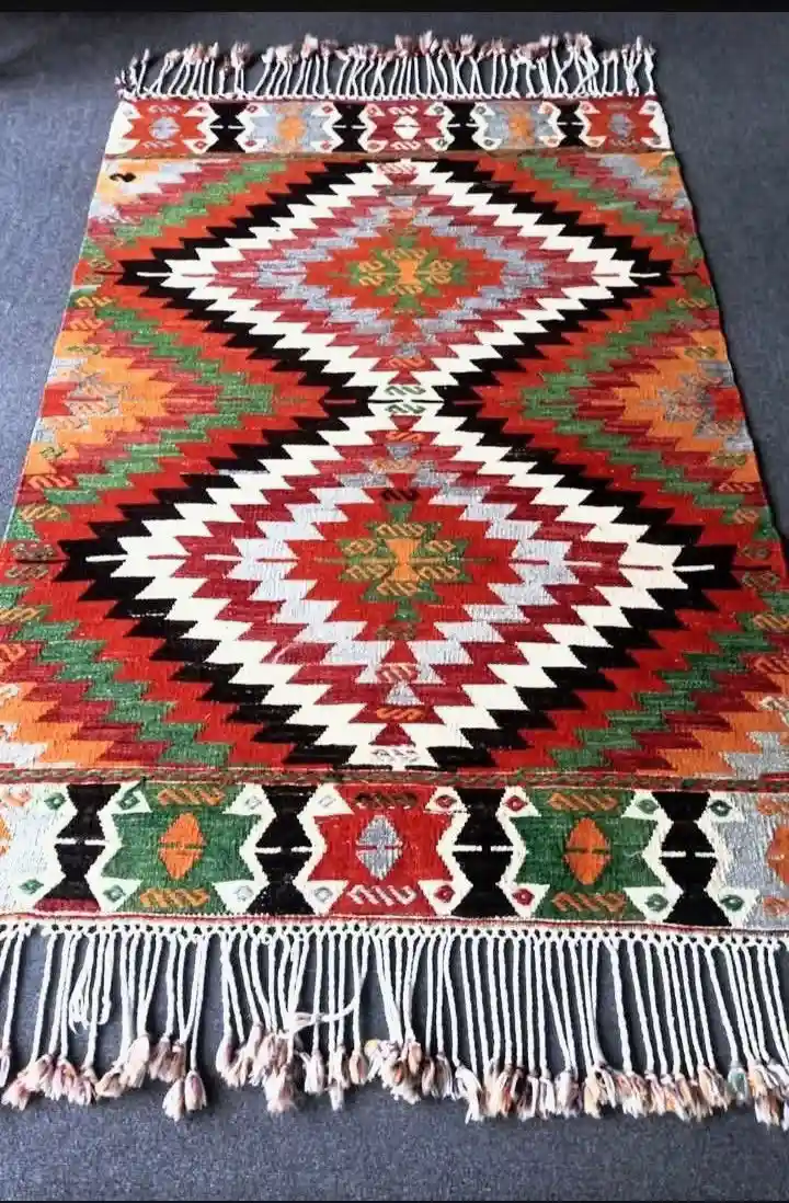 Renkli el dokuması yün kilim halı