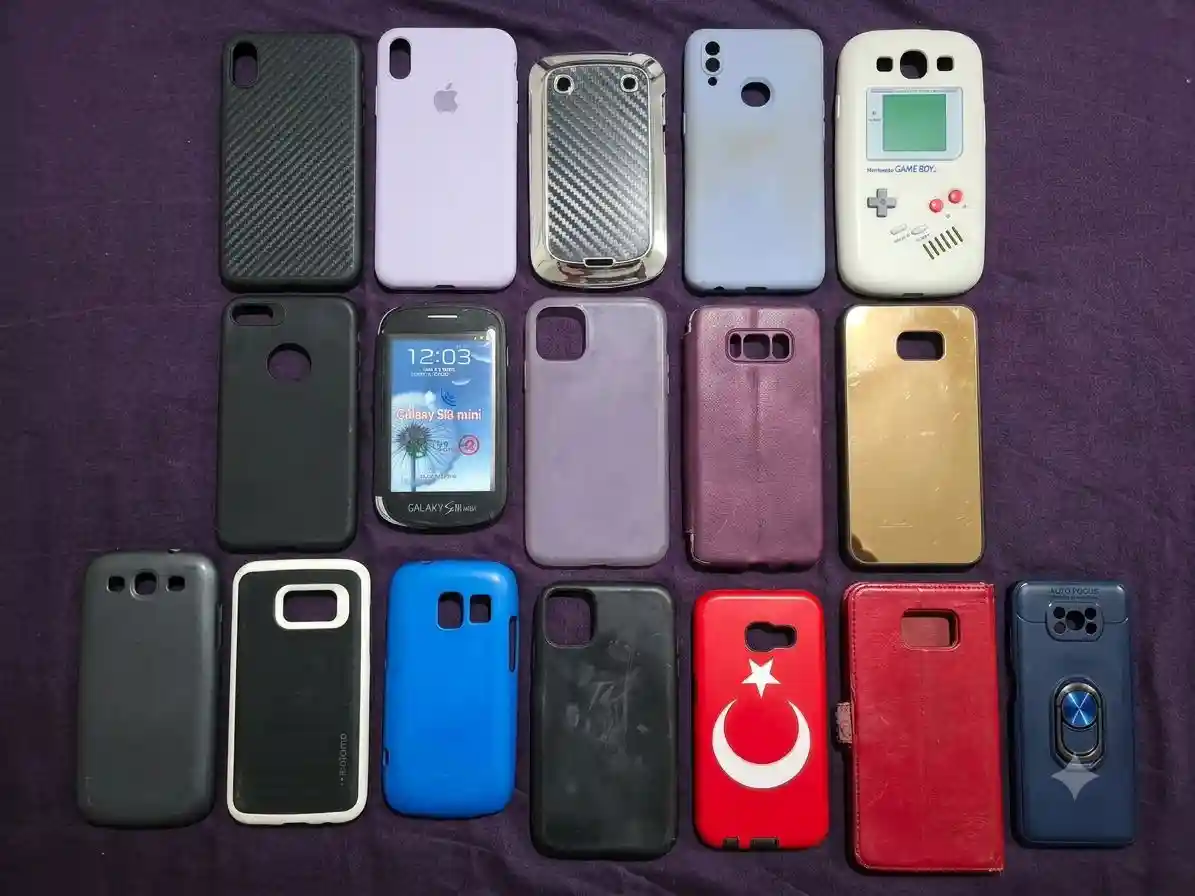Eski telefonlardan kalan karışık kılıf lotu - toplam 19 adet