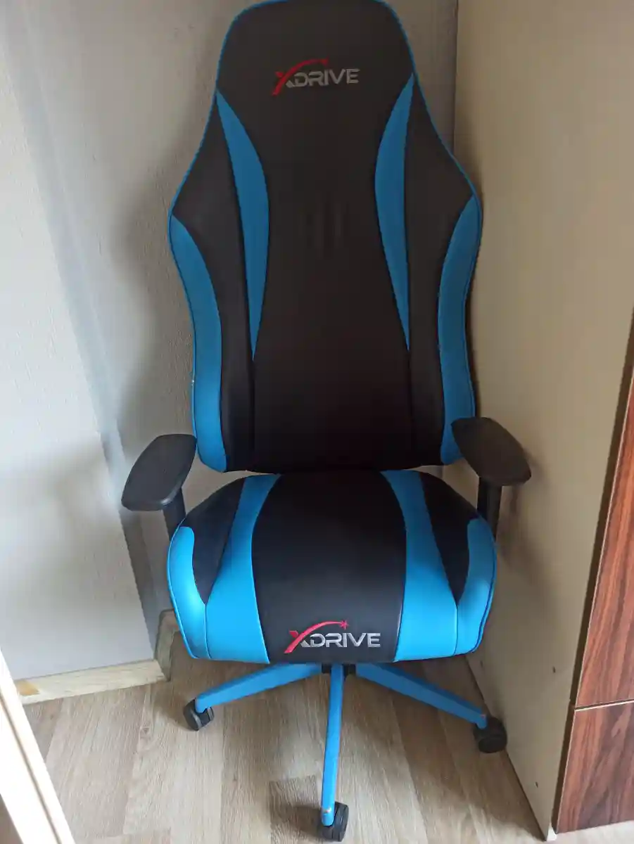 Mavi detaylı gaming sandalyesi