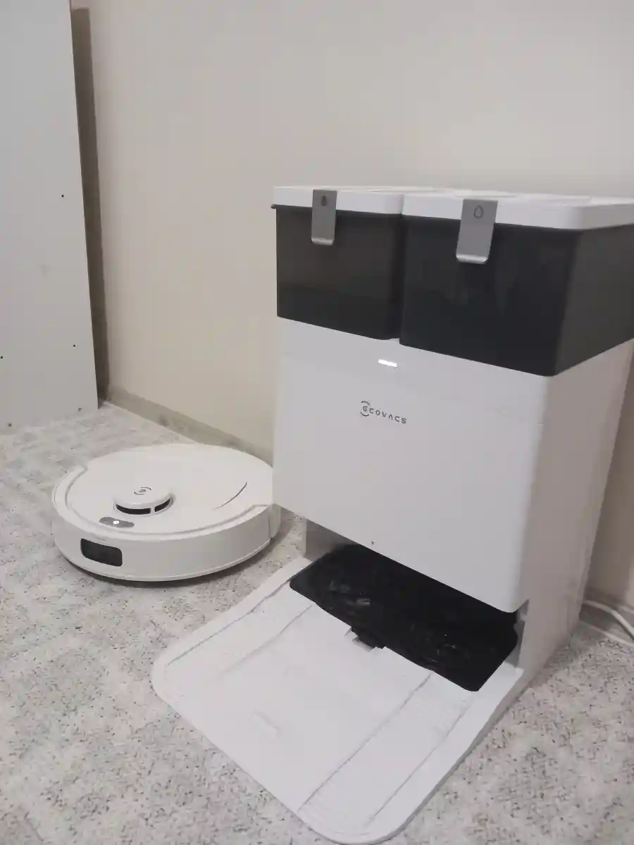 Akıllı robot süpürge ve otomatik çöp kutusu