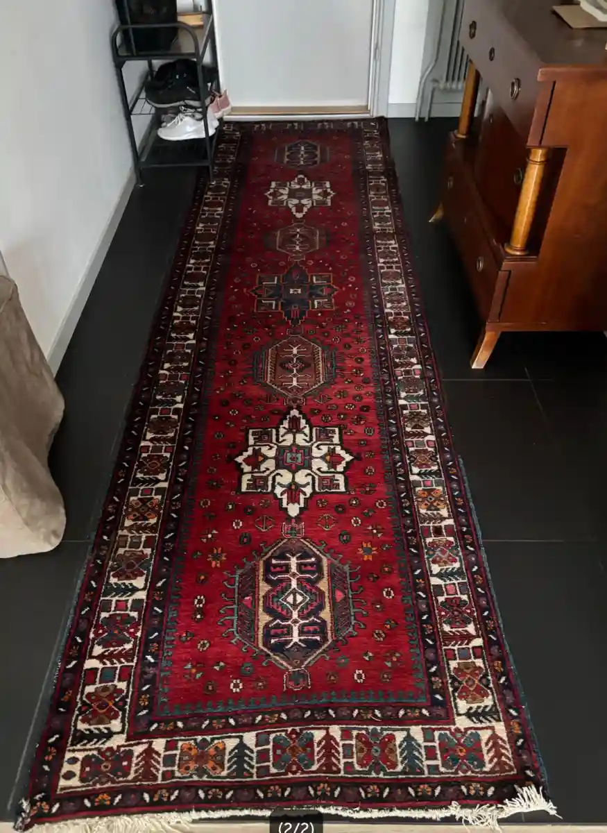 Kırmızı desenli uzun halı