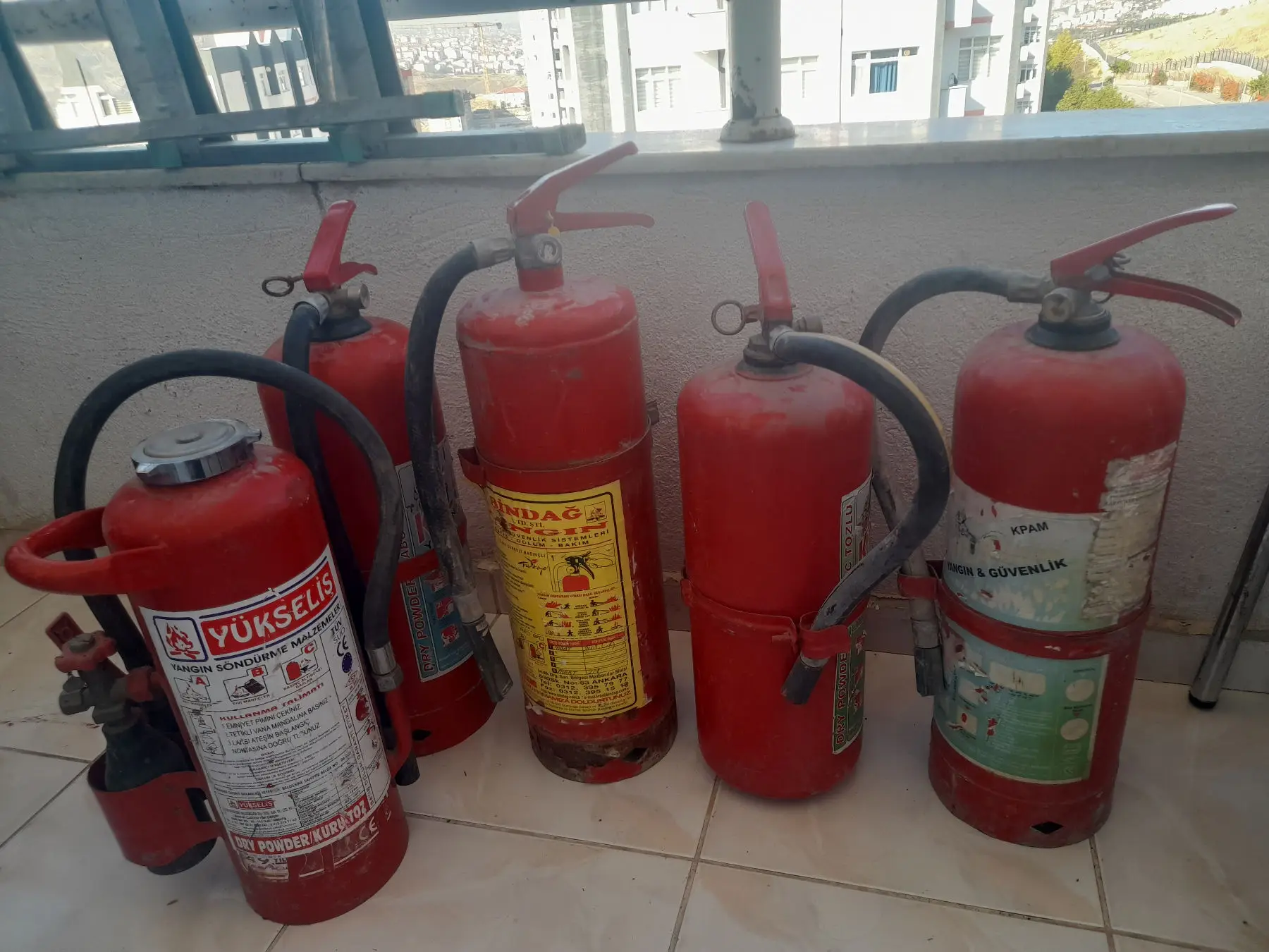 Farklı boyutlarda yangın söndürücüler