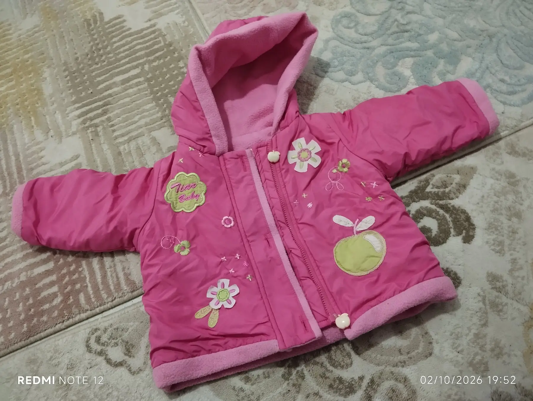 Pembe kız çocuk mont 1 2 yaş için fermuari bozuk ilik vardır düğme dikip kullanabilirsiniz