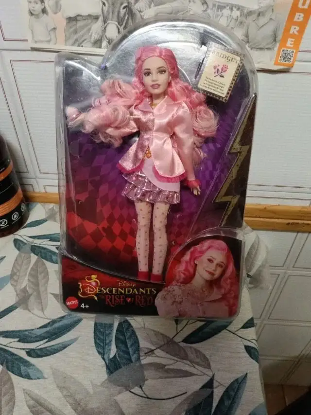 Descendants kuklası - pembe saçlı